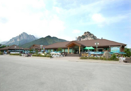 통일부가 29일 언론에 공개한 금강산관광지구의 남측 시설 사진. 사진은 온정각 서관. 현대아산·관광공사 소유, 현대아산 등 운영으로 1999년 2월 개관했으며 지상 1층으로 구성, 판매시설, 식당, 카페, 사진관 등을 갖췄다. <연합뉴스>